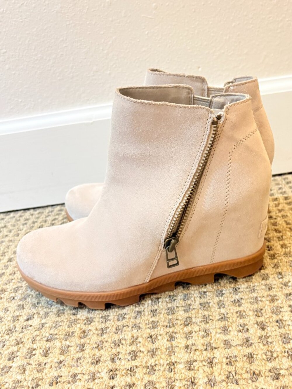Sorel Joan of Arctic Wedge II Zip Ankle Boots Beige Suede Size 8.5